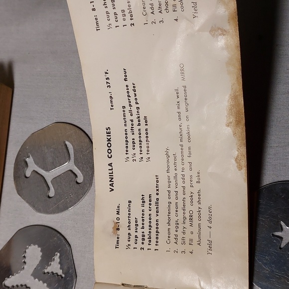 Vintage Mirro Cookie and Pastry Press in Original Box With Recipe Booklet - Picture 13 of 14